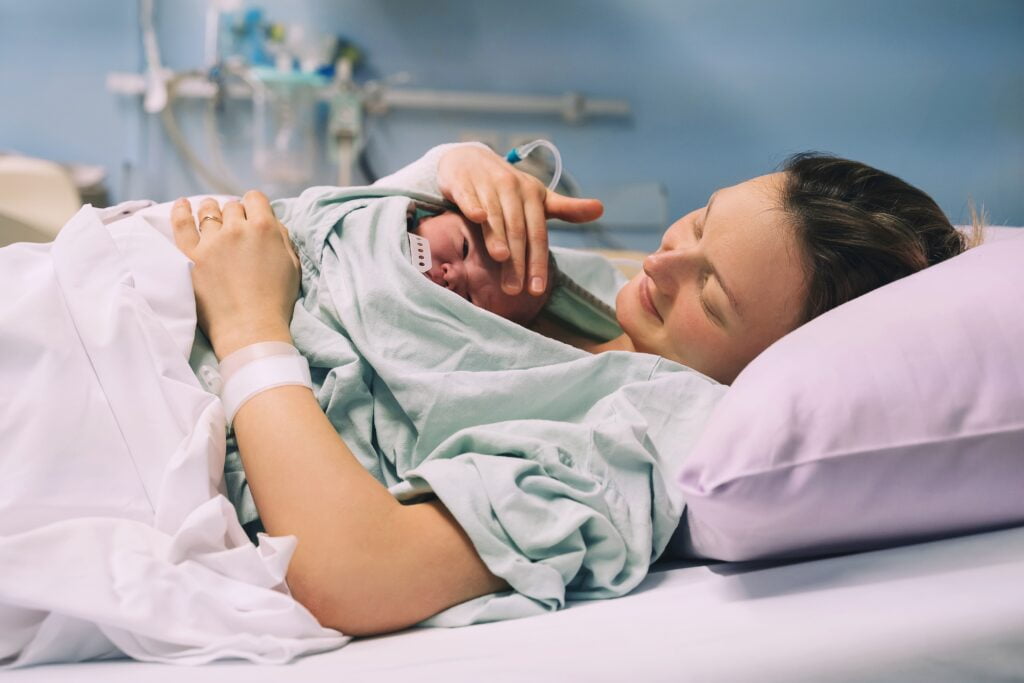 Mother,And,Newborn.,Child,Birth,In,Maternity,Hospital.,Young,Mom - welltica.dk - Vejen til et bedre liv