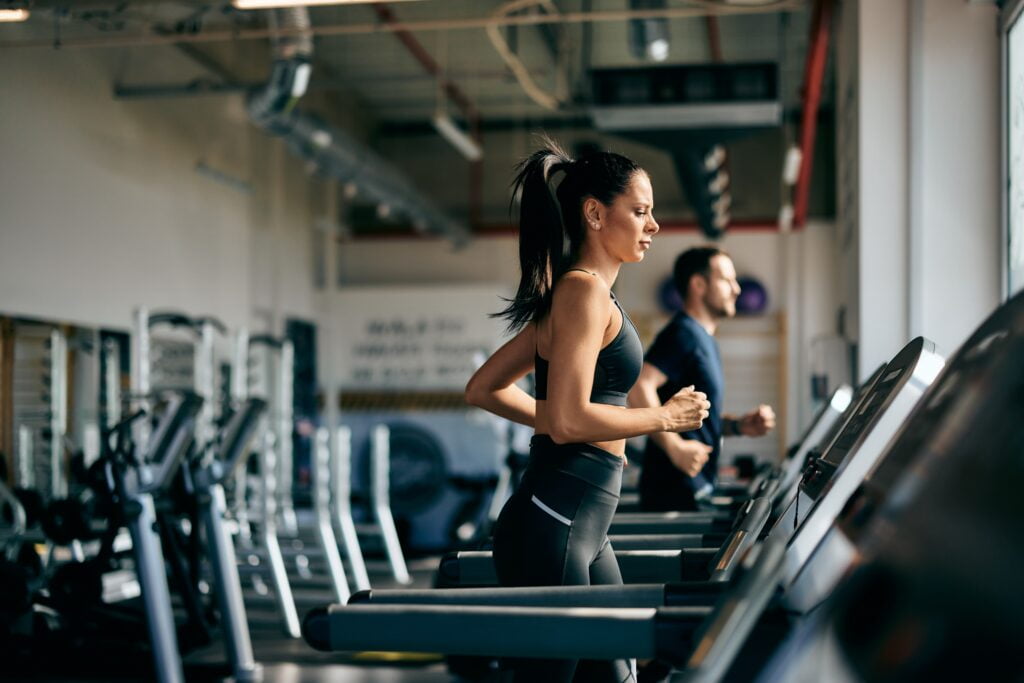 Side,Profile,Of,A,Fit,Girl,Running,On,A,Treadmill - welltica.dk - Vejen til et bedre liv
