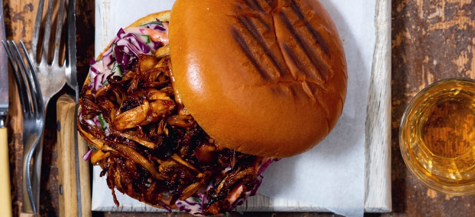 Drop kødet og nyd denne lækre pulled mushroom-burger - welltica.dk - Vejen til et bedre liv