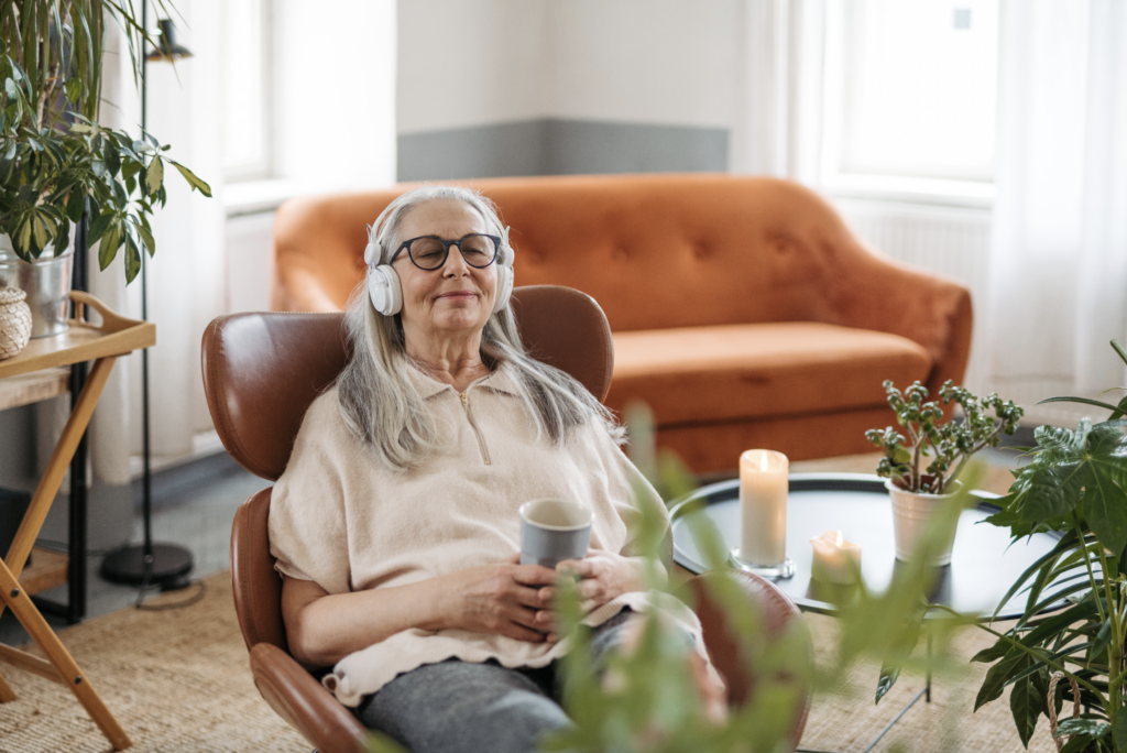 Ældre dame lytter til musik