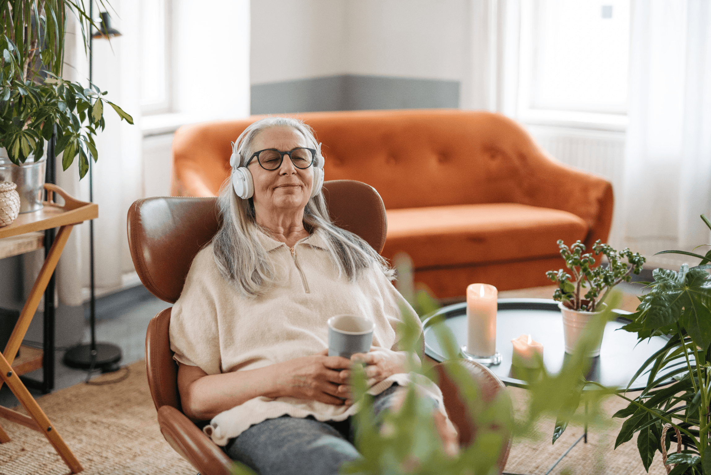 Ældre dame lytter til musik