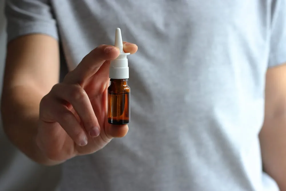 Nasal,Spray,In,Male,Hands. - welltica.dk - Vejen til et bedre liv