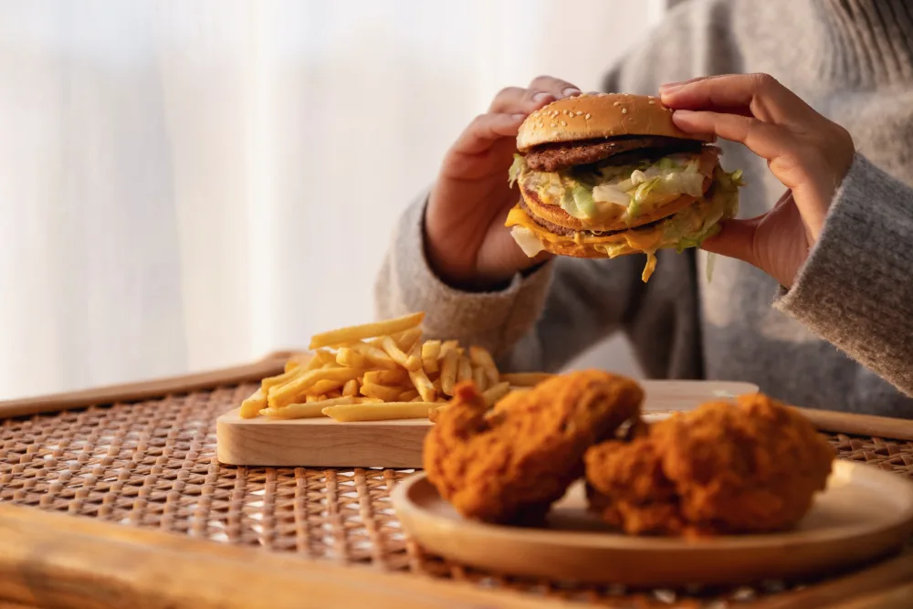 Kostråd 9, mad, junkfood, burger - welltica.dk - Vejen til et bedre liv