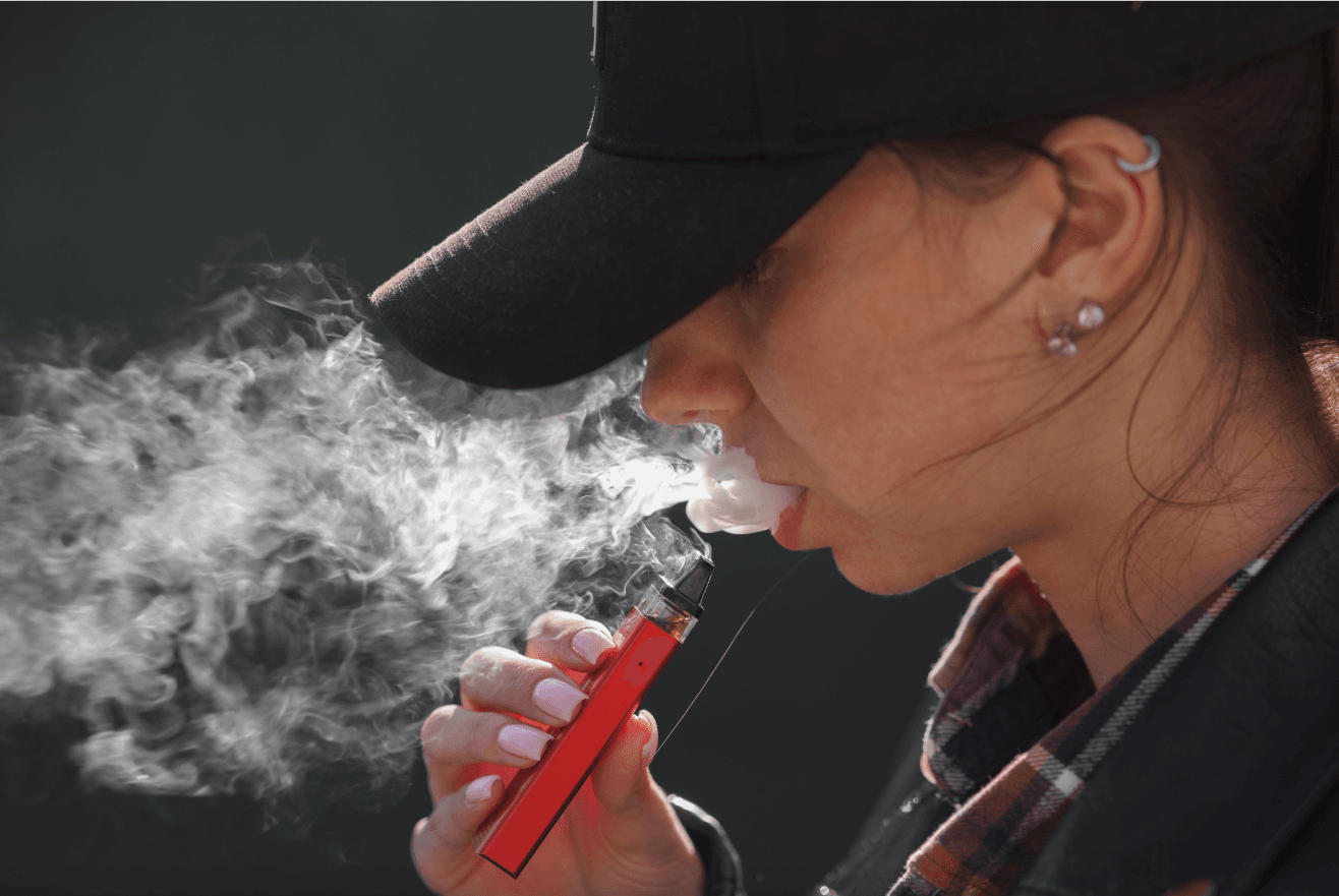 Kvinde der vaper