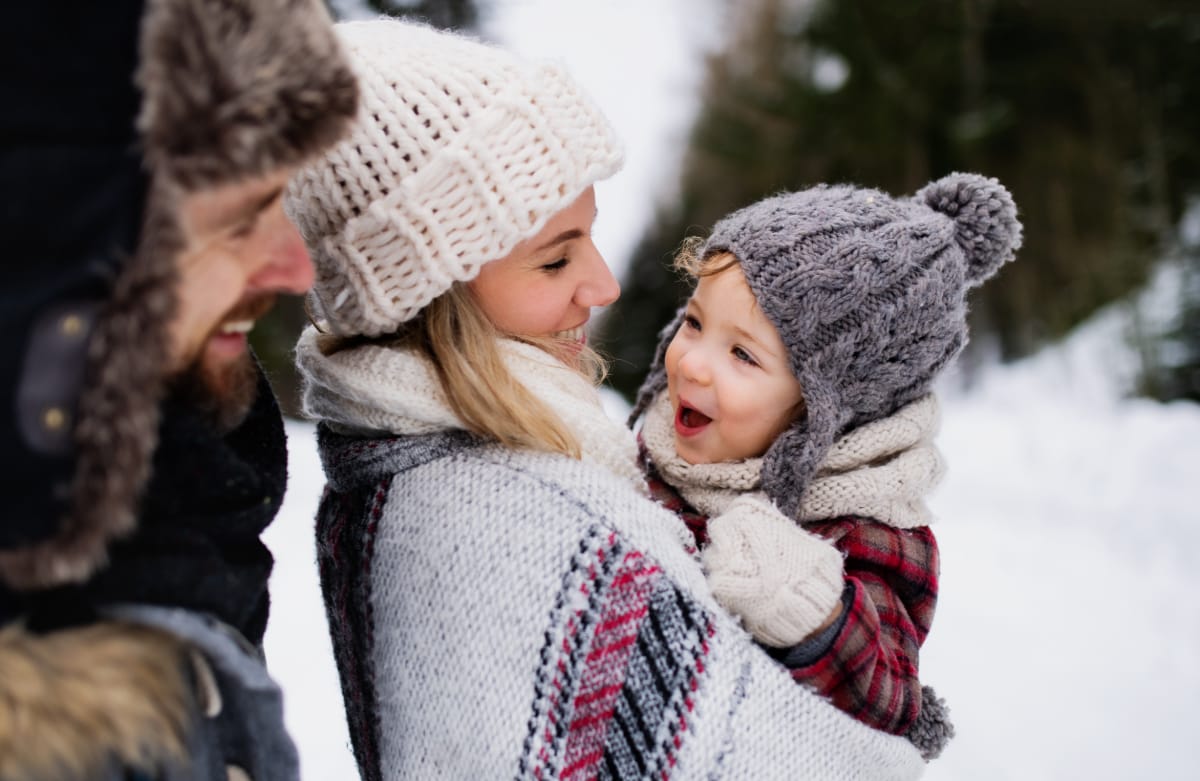 Familie, vinter, udenfor, sne - welltica.dk - Vejen til et bedre liv