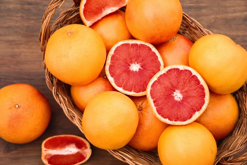 Wicker,Basket,With,Fresh,Grapefruits,On,Wooden,Table,,Flat,Lay - welltica.dk - Vejen til et bedre liv