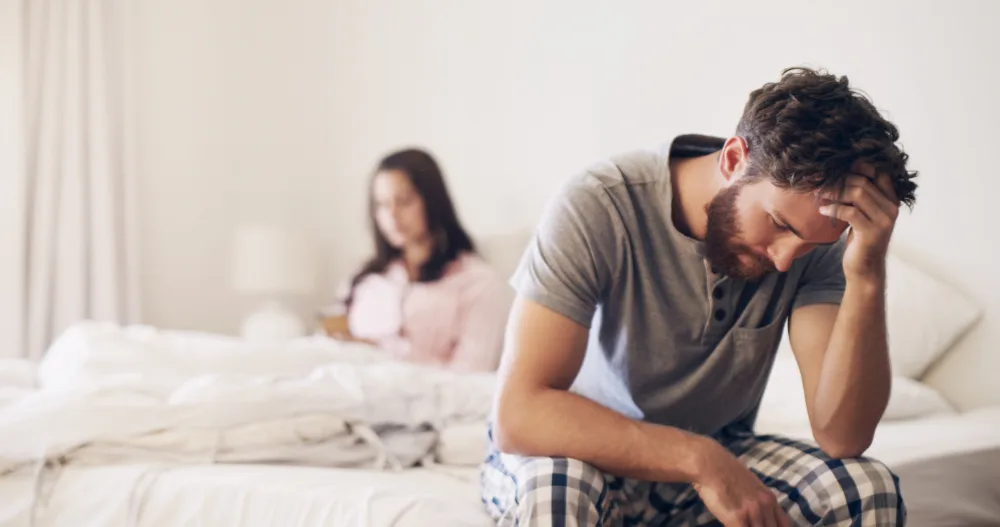 Bekymret, vred, ked af det, partner, telefon - welltica.dk - Vejen til et bedre liv