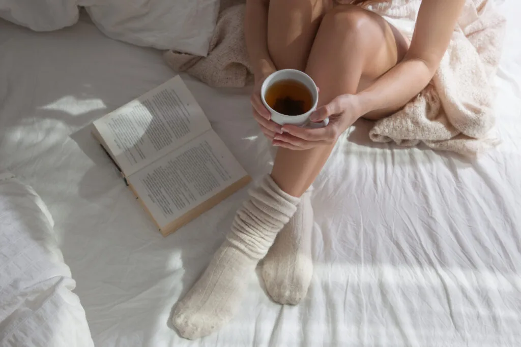 Seng, bog, læse, hygge, te - welltica.dk - Vejen til et bedre liv