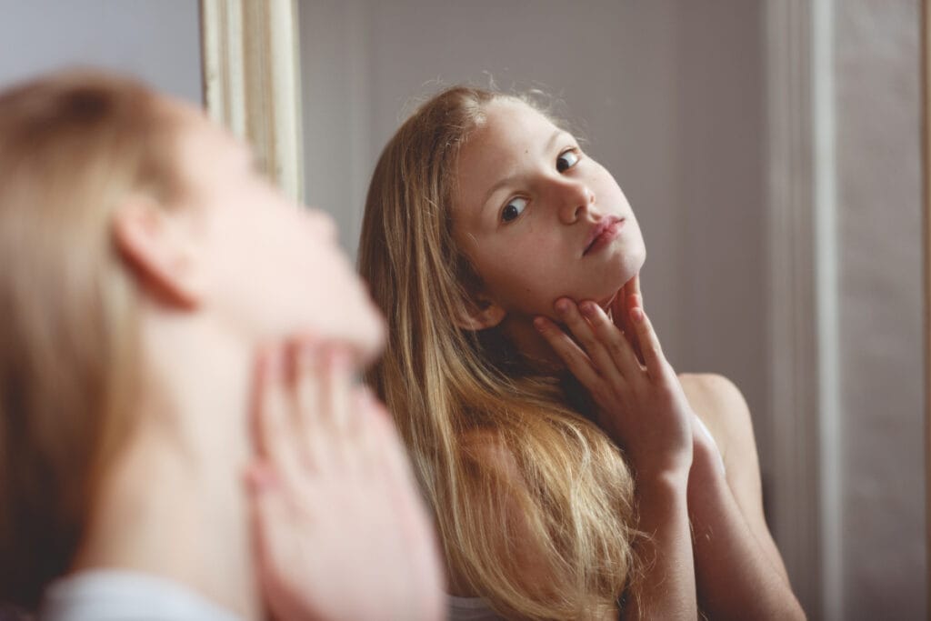 Børn, ung, teenager, pubertet, spejl - welltica.dk - Vejen til et bedre liv