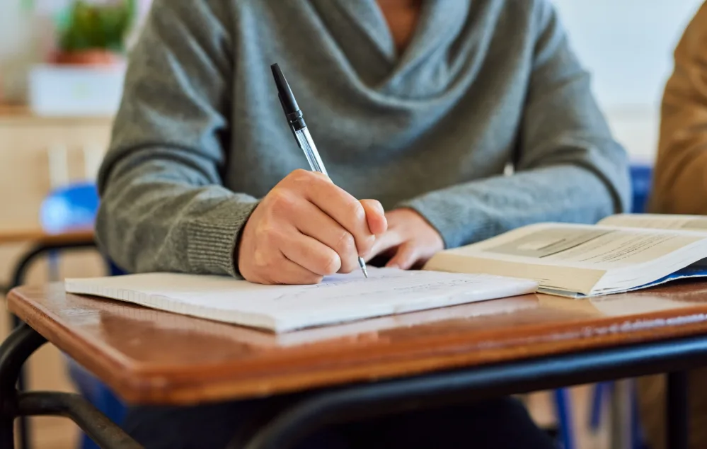 Arbejde, skole, eksamen, skrive, bøger - welltica.dk - Vejen til et bedre liv