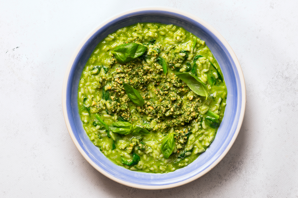 Green,Risotto,With,Spinach,And,Basil,Pesto.,Blue,Plate,On - welltica.dk - Vejen til et bedre liv