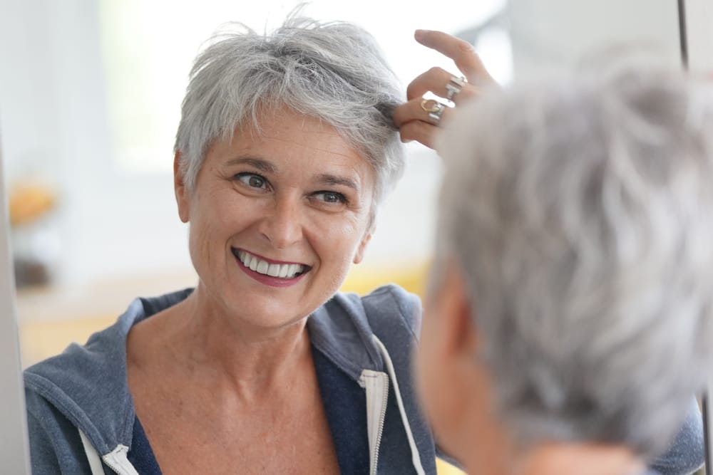 Senior,Woman,Looking,At,That,White,Hair,In,A,Mirror - welltica.dk - Vejen til et bedre liv