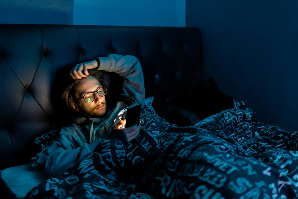 Doomscrolling, telefon, mobil - welltica.dk - Vejen til et bedre liv