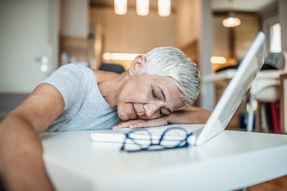 Menopausal,Mature,Woman,At,Work,Feels,Bad,,Depression,Of,Strength - welltica.dk - Vejen til et bedre liv