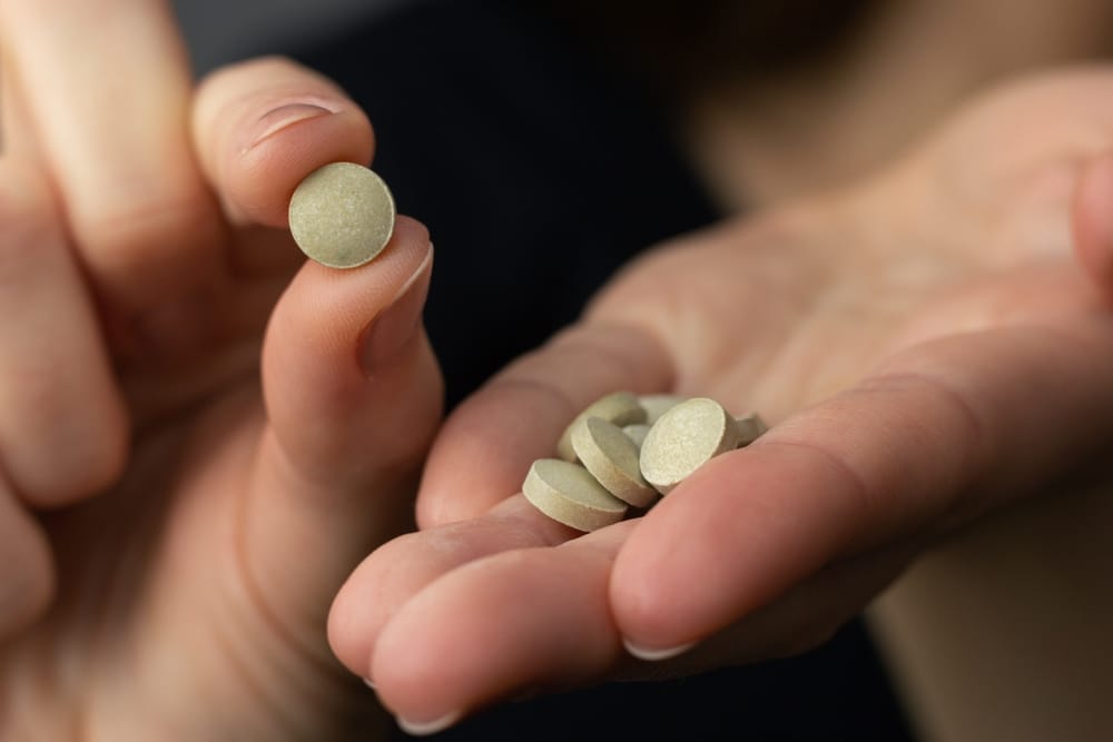 Closeup,Of,A,Woman,Holding,An,Iodine,Pill. - welltica.dk - Vejen til et bedre liv