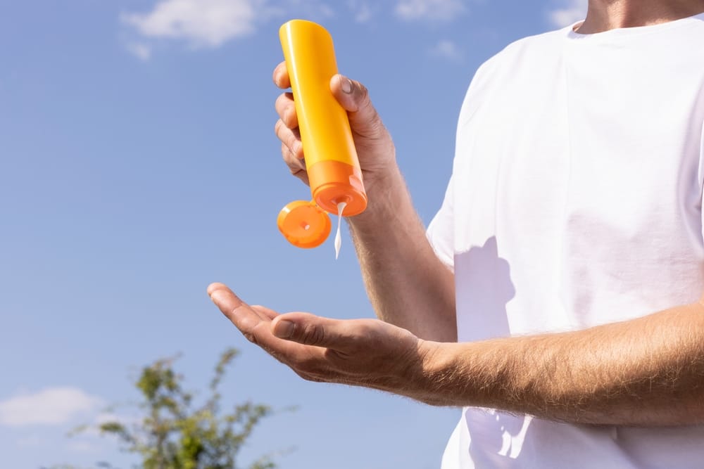 Man,Applying,Sun,Cream,Or,Sunscreen,On,His,Skin,To - welltica.dk - Vejen til et bedre liv