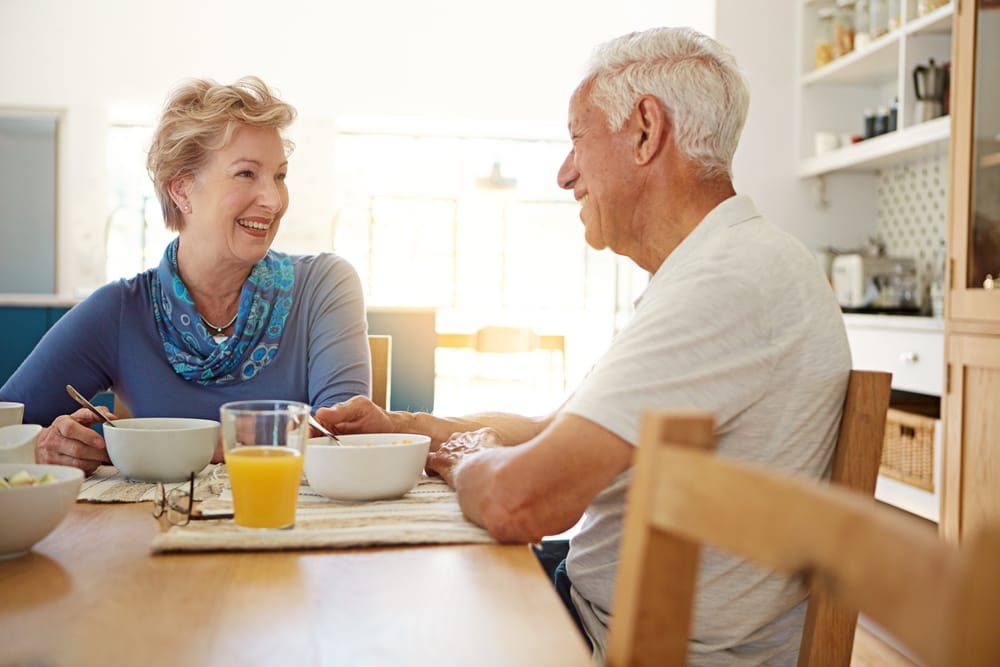 Elderly,,Couple,And,Talking,With,Eating,At,Breakfast,In,Dining - welltica.dk - Vejen til et bedre liv