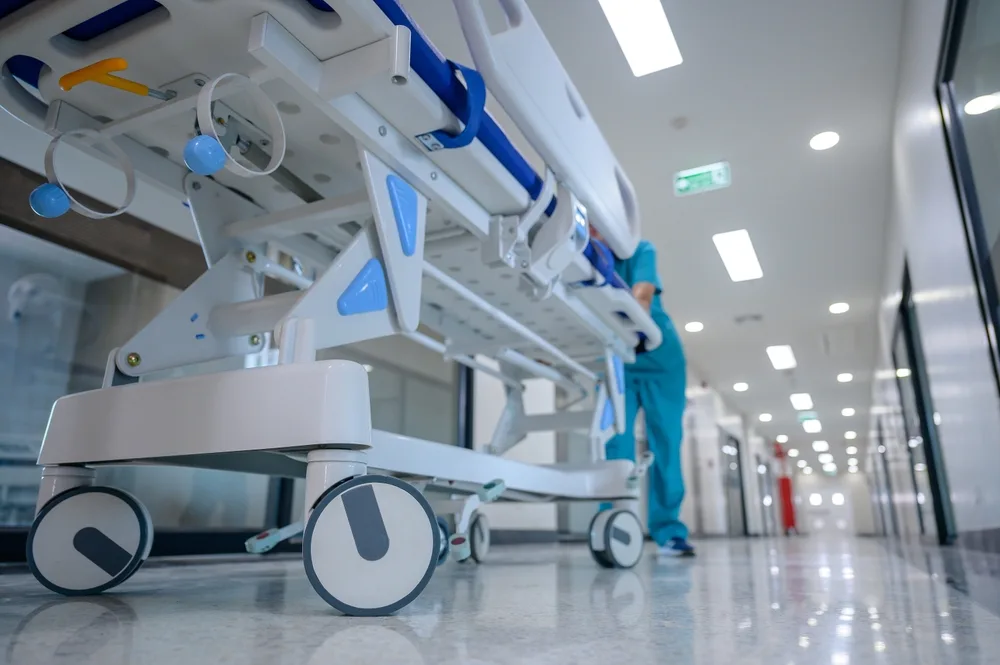 A,Hospital,Bed,Trolley,Being,Pushed,Down,A,Clean,,White - welltica.dk - Vejen til et bedre liv