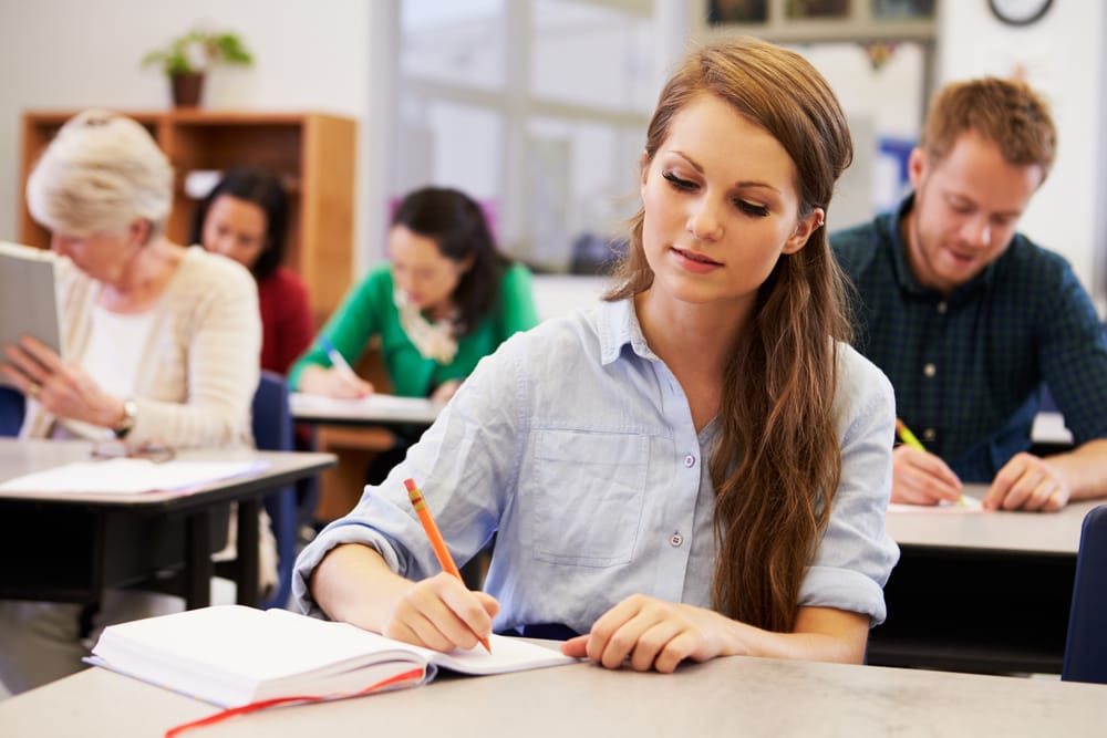 Young,Woman,Studying,At,An,Adult,Education,Class - welltica.dk - Vejen til et bedre liv