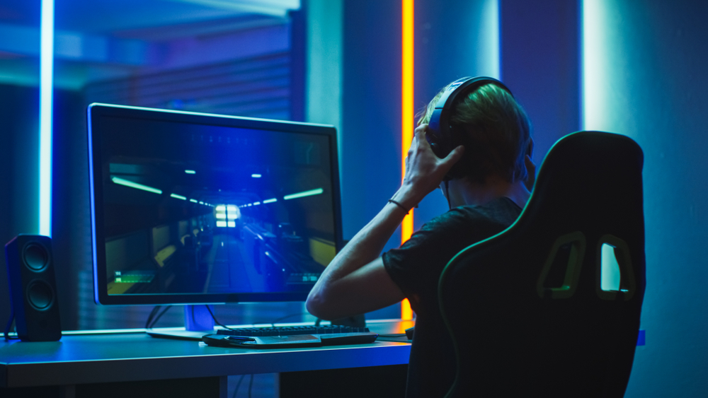 Pro,Gamer,Plays,In,The,First,Person,Shooter,On,His - welltica.dk - Vejen til et bedre liv