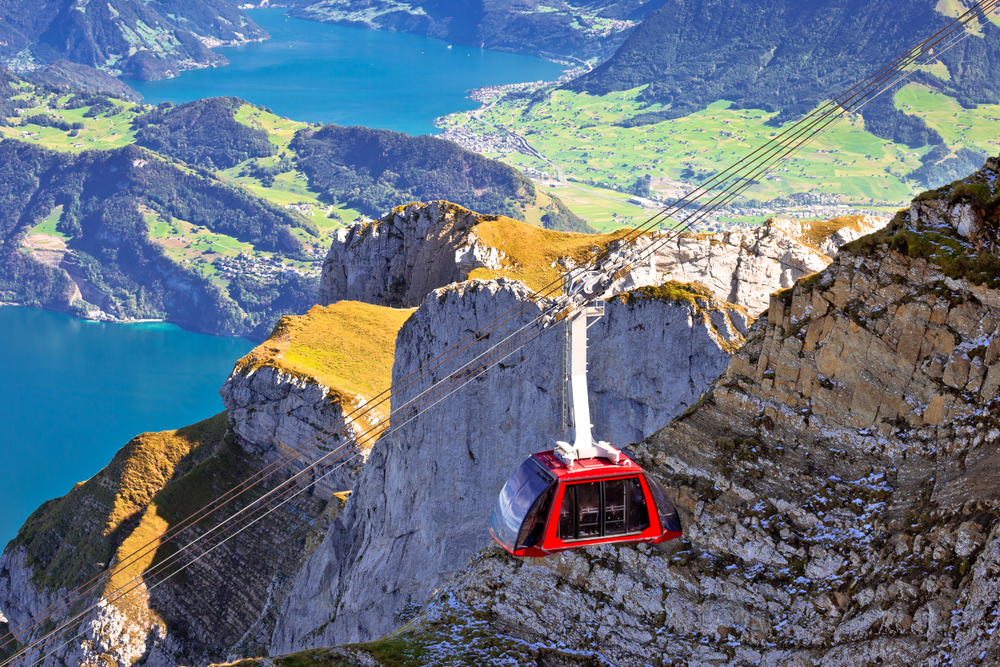 Mount,Pilatus,Aerial,Cabelway,Above,Cliffs,And,Lake,Lucerne,Landscape, - welltica.dk - Vejen til et bedre liv