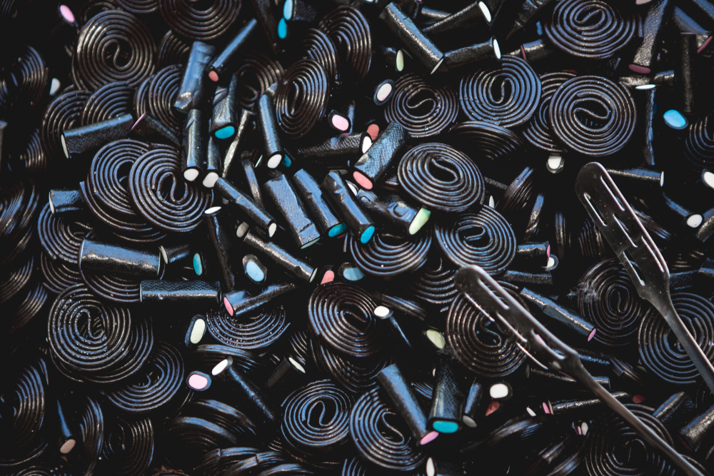 Black,Or,Brown,Candy,Spiral,Background.,Licorice,Wheels,Candies.,Dark - welltica.dk - Vejen til et bedre liv