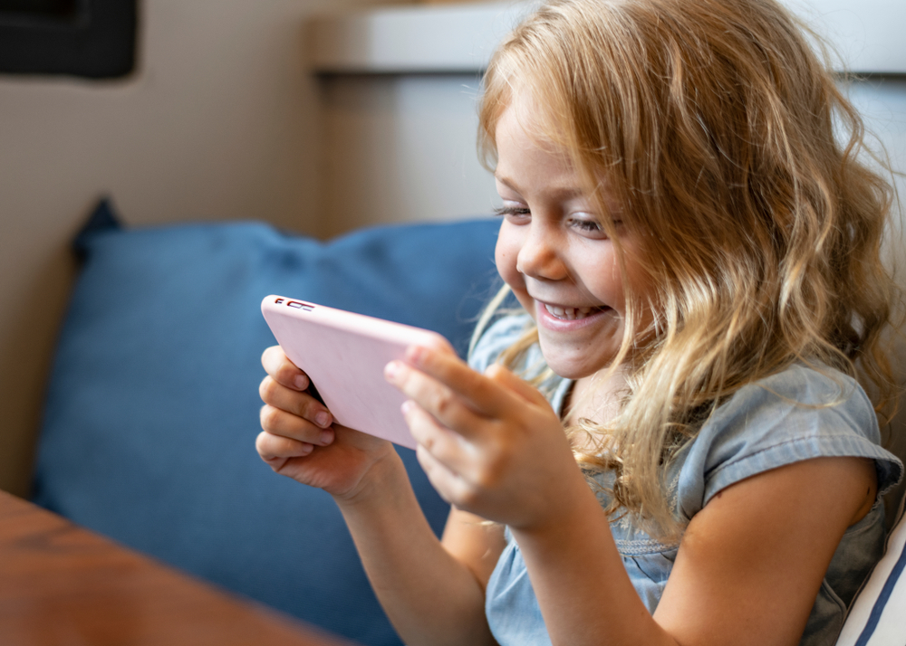 Little,Girl,Watching,A,Movie,On,Her,Phone - welltica.dk - Vejen til et bedre liv