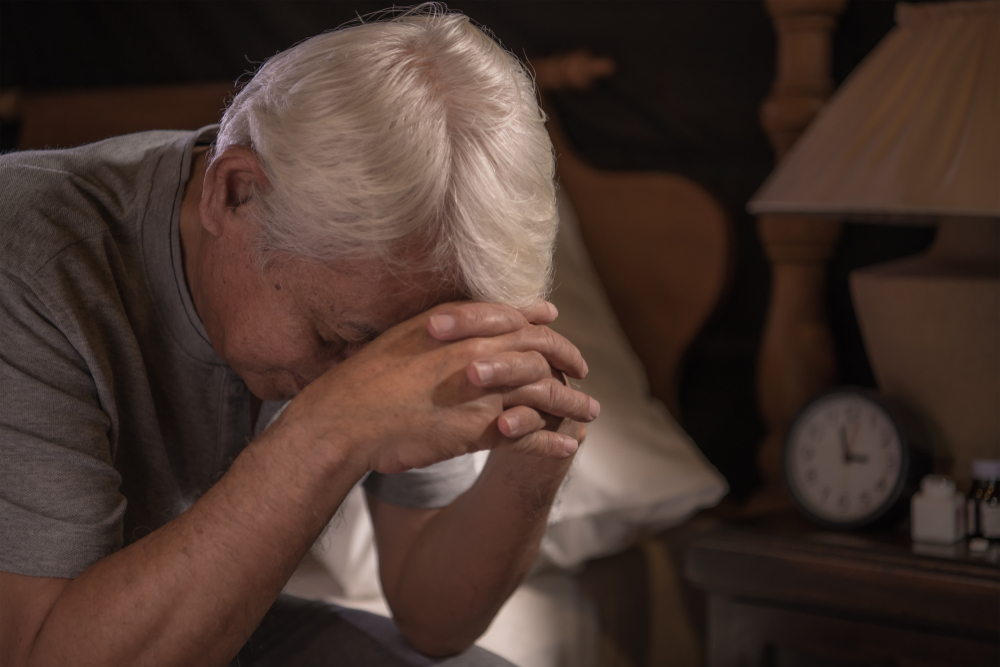Depressed,Senior,Person,Sitting,In,Bed,Cannot,Sleep,From,Insomnia - welltica.dk - Vejen til et bedre liv