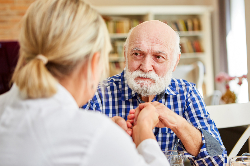 Doctor,Or,Nursing,Wife,Consoles,Demented,Senior,On,Home,Visit - welltica.dk - Vejen til et bedre liv