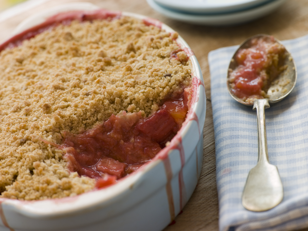Dish,Of,Rhubarb,And,Blood,Orange,Crumble - welltica.dk - Vejen til et bedre liv