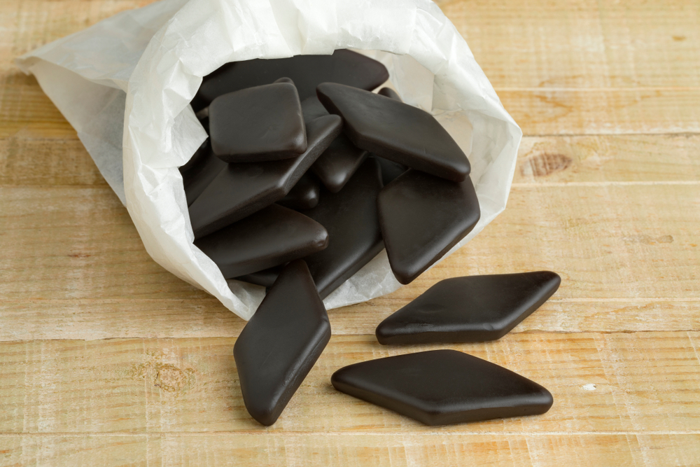 Paper,Sack,With,Black,Salt,Licorice,Confection,,A,Dutch,Candy - welltica.dk - Vejen til et bedre liv