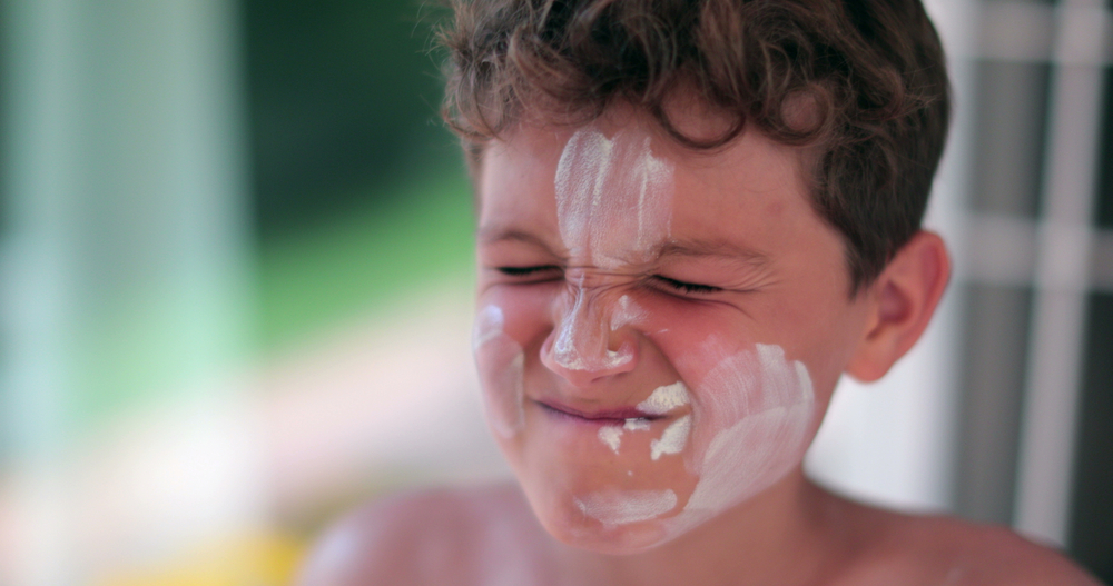 Mother,Applying,Sunscreen,Lotion,To,Child,Boy,Face.,Parent,Applies - welltica.dk - Vejen til et bedre liv
