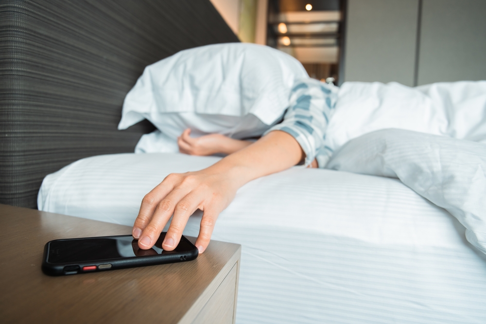 Lazy,Asian,Young,Woman,Trying,To,Snooze,Awaking,Alarm,Clock - welltica.dk - Vejen til et bedre liv