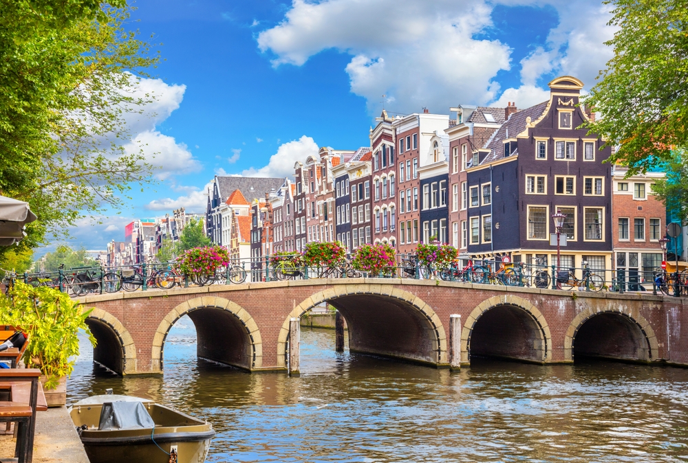 Amsterdam,Downtown,-,Amstel,River,,Old,Houses,And,A,Bridge. - welltica.dk - Vejen til et bedre liv
