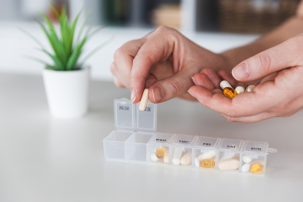 Female,Elderly,Hands,Sorting,Pills.,Closeup,Of,Medical,Pill,Box - welltica.dk - Vejen til et bedre liv