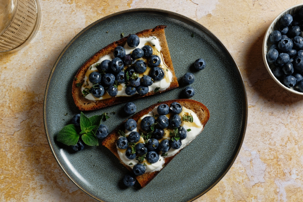 Fruity,Topped,Bread,With,Blueberries,On,Greek,Yogurt.,Healthy,Toast - welltica.dk - Vejen til et bedre liv