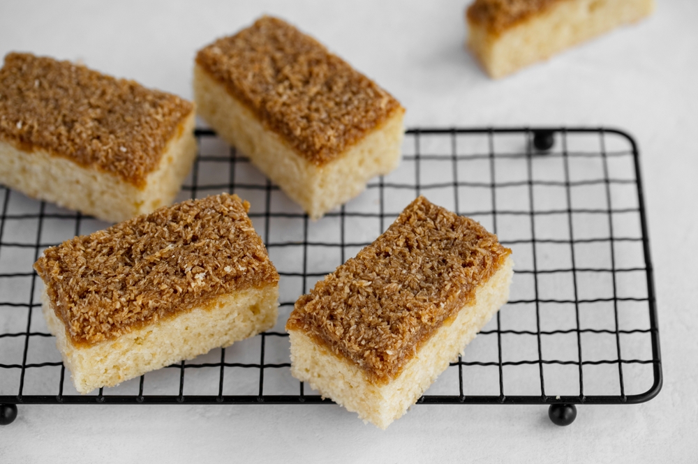 Danish,Dream,Cake,Drømmekage.,Sponge,Cake,With,Coconut,Topping,On - welltica.dk - Vejen til et bedre liv