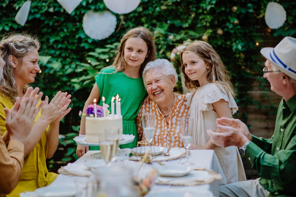 Multi-generation,Family,On,Outdoor,Summer,Garden,Party,,Celebrating,Birthday - welltica.dk - Vejen til et bedre liv