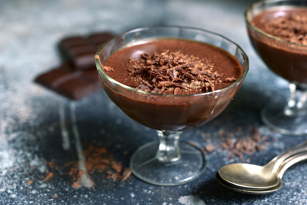 Chocolate,Mousse,With,Nuts,In,A,Glasses,On,A,Slate, - welltica.dk - Vejen til et bedre liv