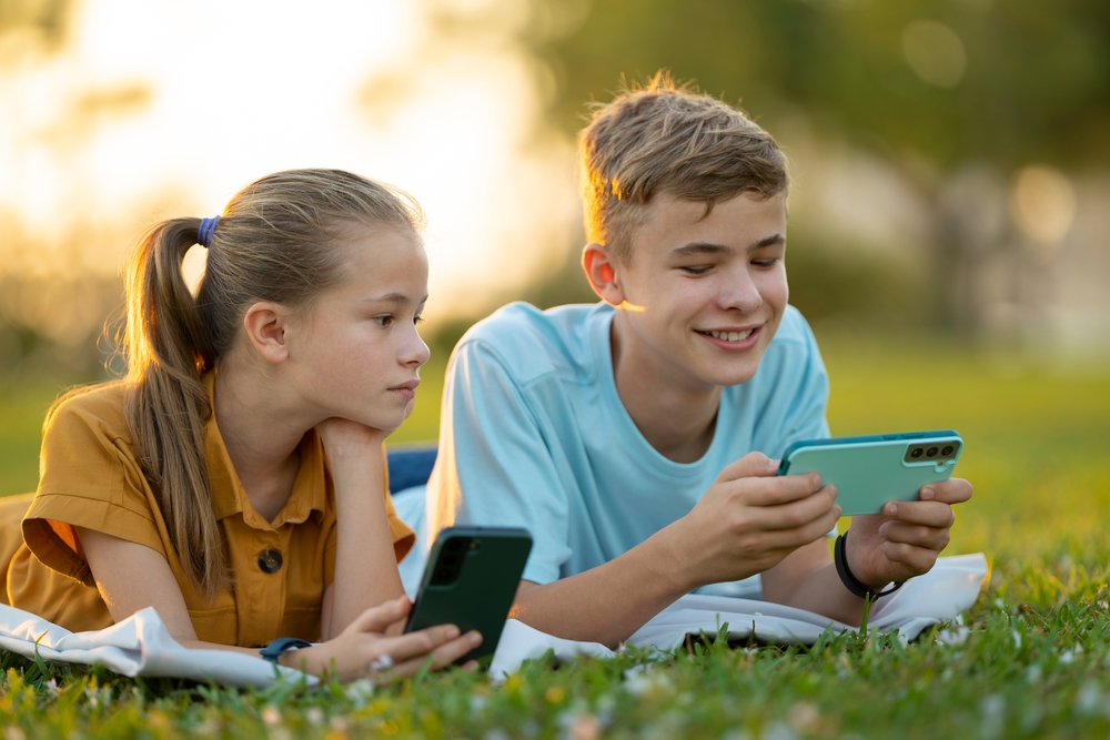 Children,Playing,Online,Video,Games,With,Their,Friends,On,Cell - welltica.dk - Vejen til et bedre liv
