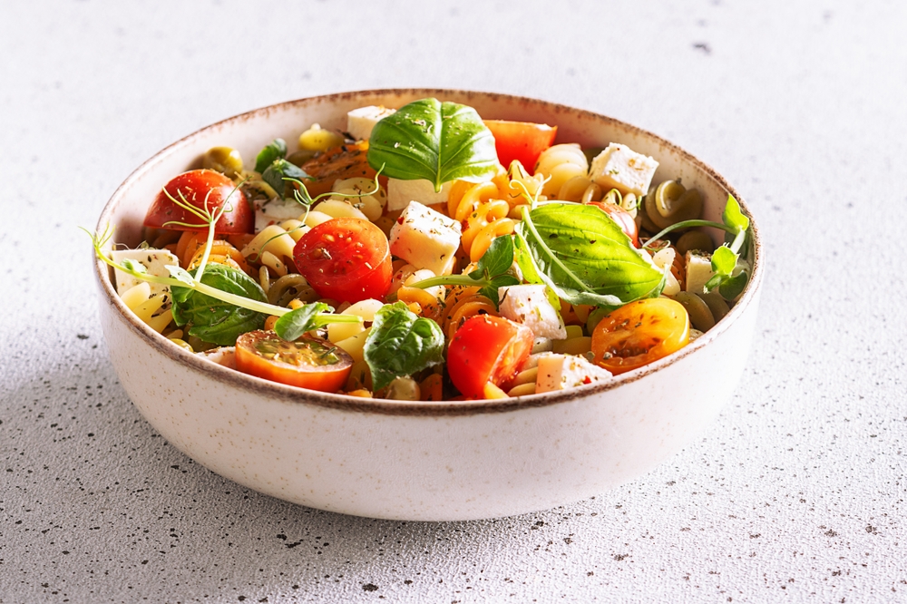 Colorful,Full,Grain,Fusilli,Pasta,Warm,Salad,With,Feta,Cheese, - welltica.dk - Vejen til et bedre liv