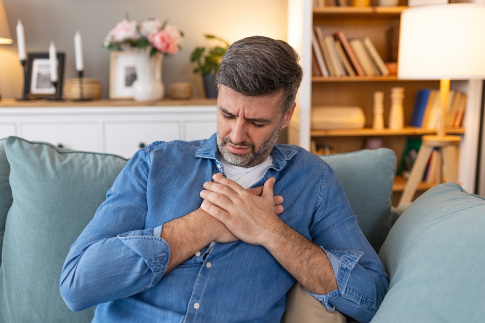 Man,Presses,Hand,To,Chest,Has,Heart,Attack,Suffers,From - welltica.dk - Vejen til et bedre liv