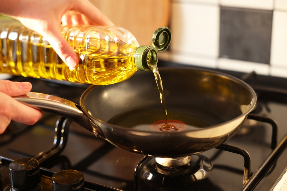 Vegetable,Fats.,Woman,Pouring,Oil,Into,Frying,Pan,On,Stove, - welltica.dk - Vejen til et bedre liv