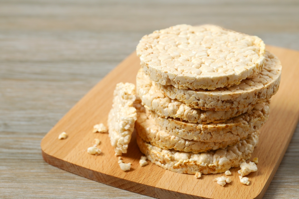 Round,Rice,Cakes,On,Wooden,Background - welltica.dk - Vejen til et bedre liv