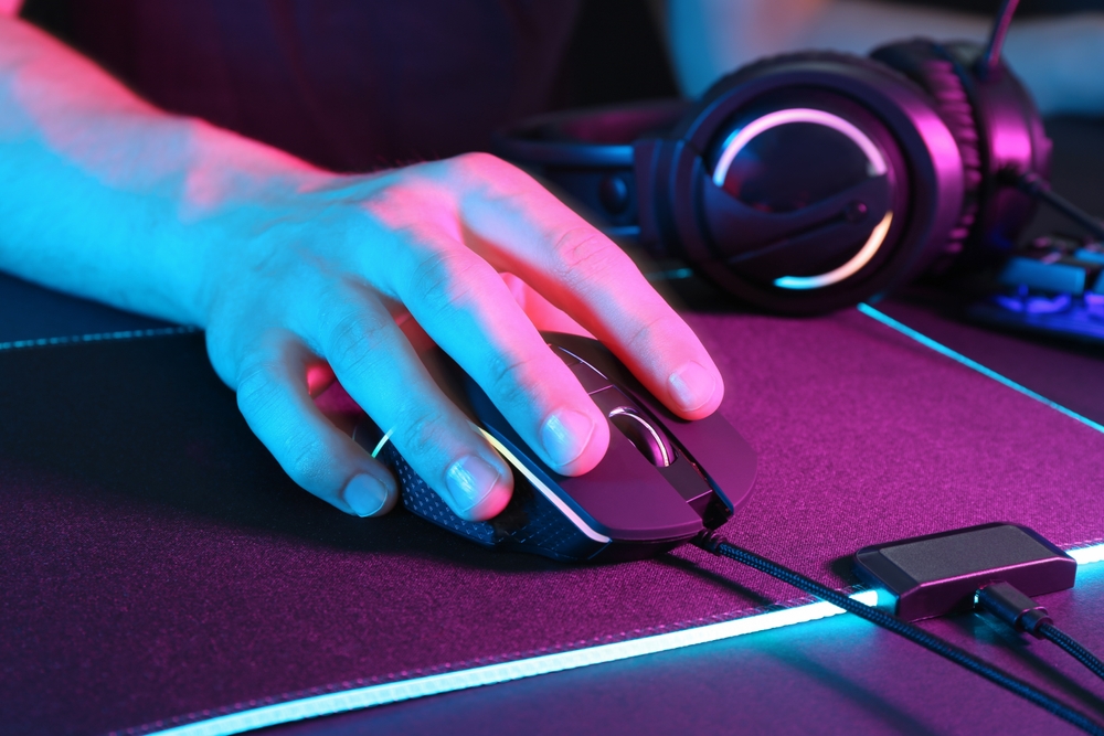Gamer,Using,Modern,Wired,Computer,Mouse,In,Neon,Lights,At - welltica.dk - Vejen til et bedre liv