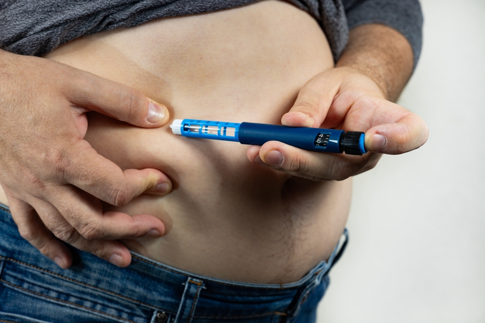 Senior,Man,Giving,Himself,Insulin,Injection,At,Home,,Closeup.,Insulin - welltica.dk - Vejen til et bedre liv