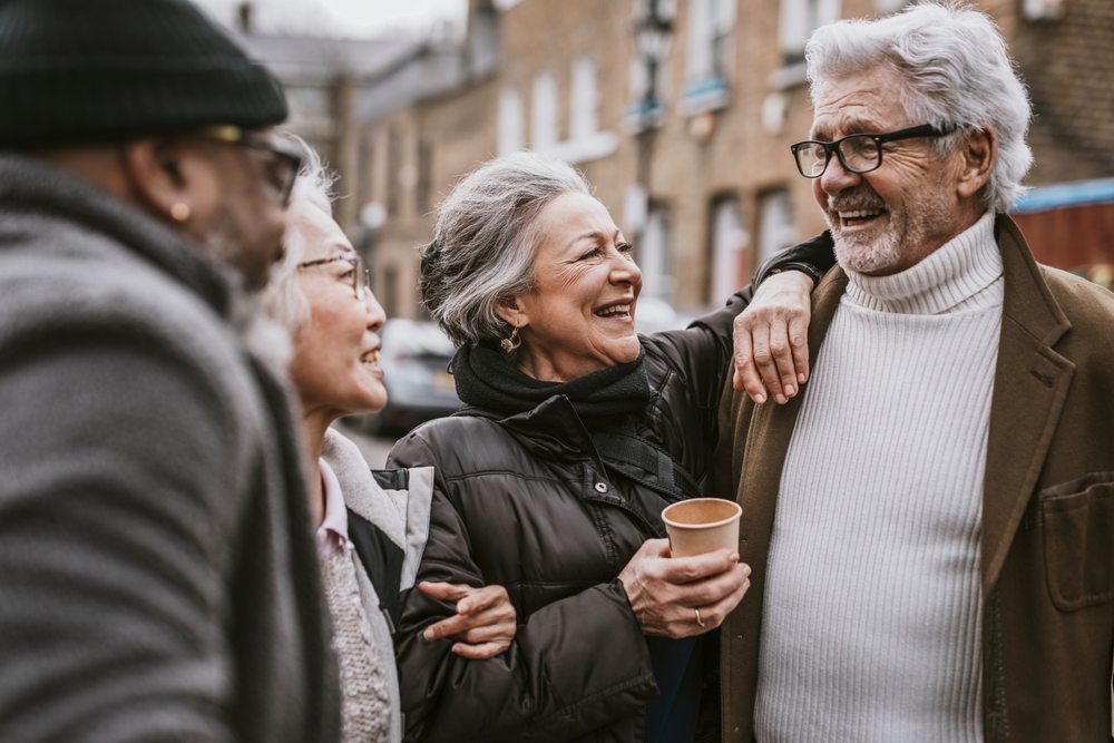 Happy,Friends,Walking,Together,In,The,Streets - welltica.dk - Vejen til et bedre liv