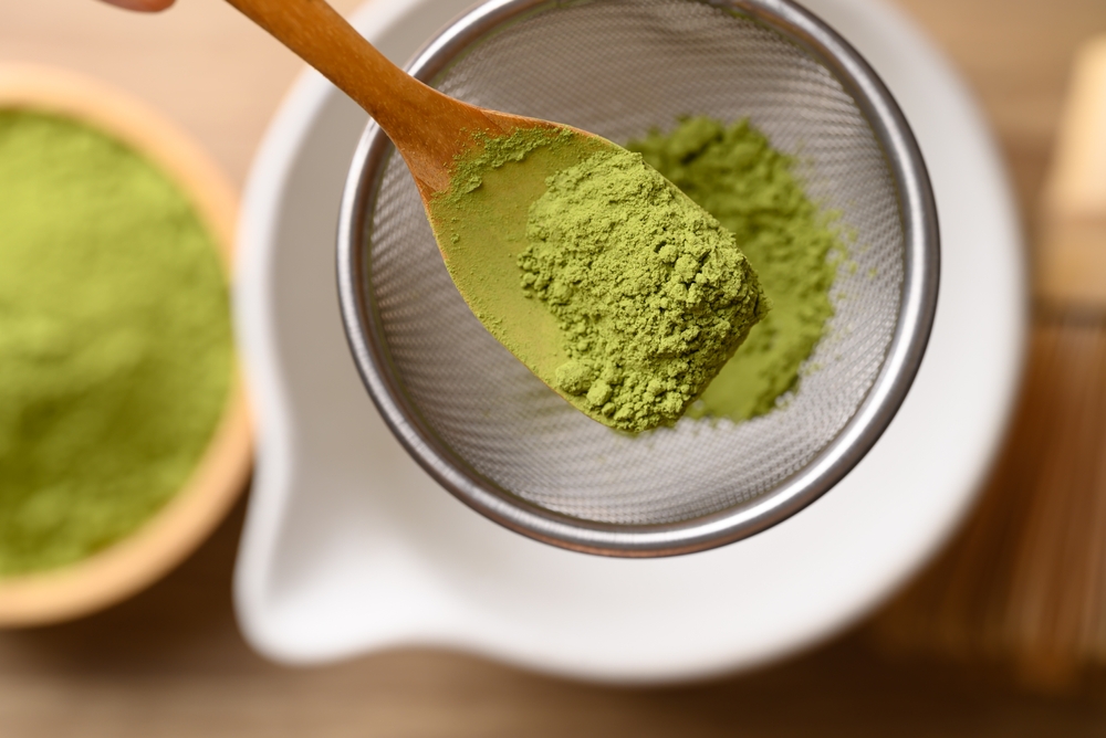 Matcha,Green,Tea,Powder,Pouring,In,Sieve,Prepare,For,Tea - welltica.dk - Vejen til et bedre liv