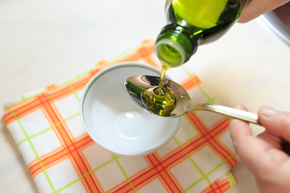 Olive,Oil,On,A,Teaspoon,For,Background. - welltica.dk - Vejen til et bedre liv
