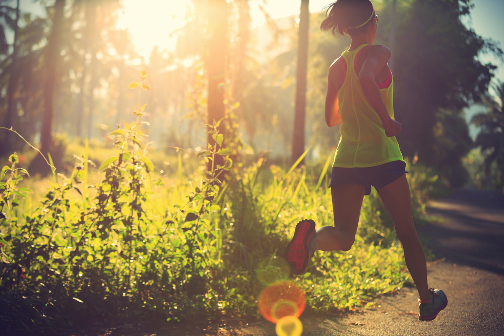 Young,Fitness,Woman,Running,At,Morning,Tropical,Forest,Trail - welltica.dk - Vejen til et bedre liv